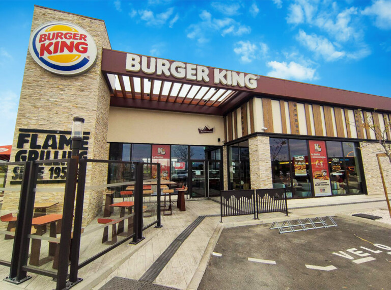 Décoration de la vitrine du Burger King d’Orange & Bagnols sur Cèze.