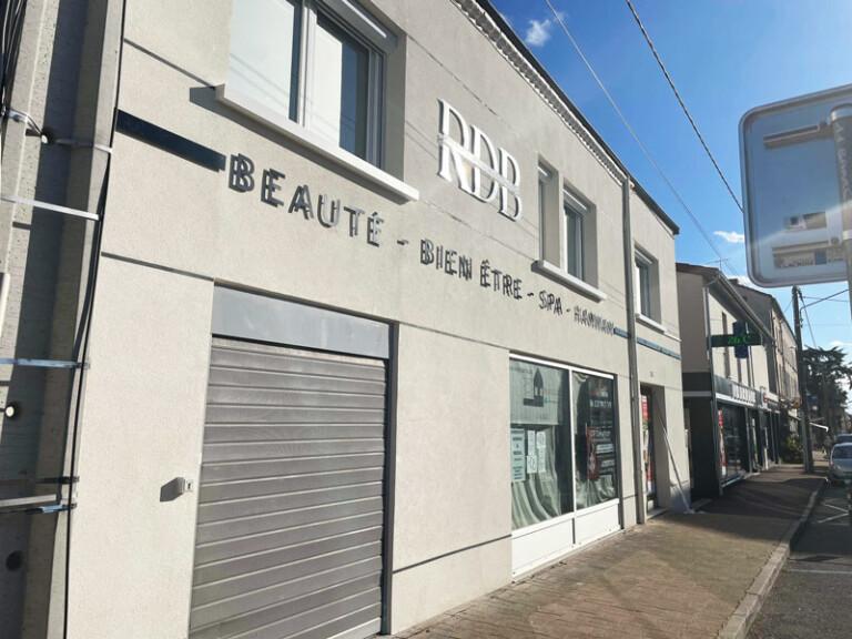 Pose d’enseigne à Veauche  – Rêves de Beauté